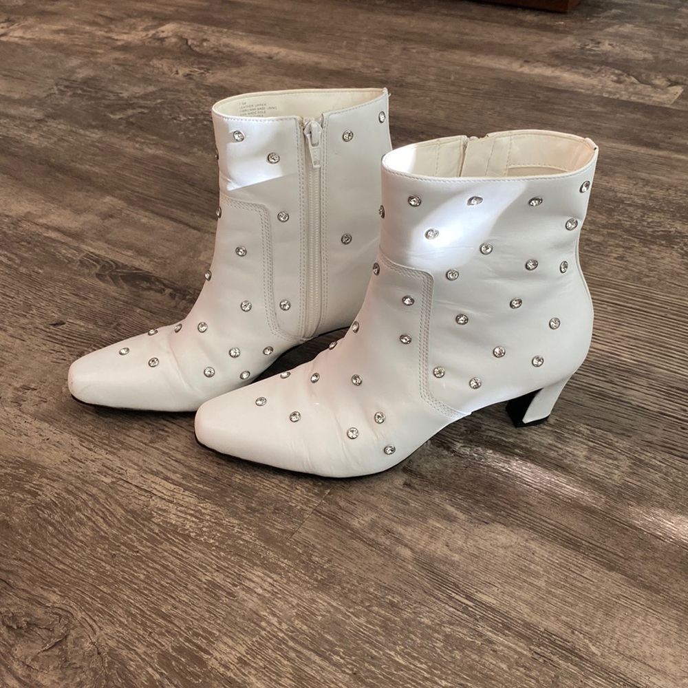 Gianni Bini white bedazzled size 7.5 boots